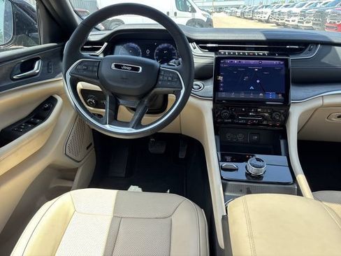 Used 2025 Jeep Grand Cherokee L Limited w/ Luxury Tech Group II AWD/4WD image 17