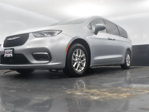 Used 2023 Chrysler Pacifica Touring-L FWD image 46
