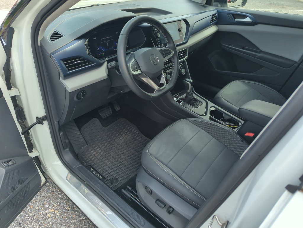 Used 2023 Volkswagen Taos SE w/ Panoramic Sunroof Package FWD image 11