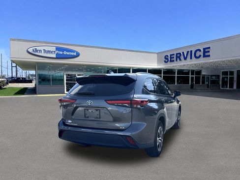 Used 2021 Toyota Highlander XLE FWD image 8