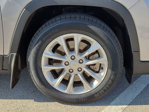 Used 2019 Jeep Cherokee Latitude w/ Popular Appearance Group FWD image 8