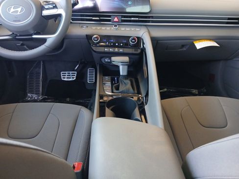 New 2025 Hyundai Elantra SEL image 11