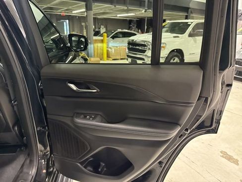Used 2025 Jeep Grand Cherokee Altitude AWD/4WD image 33