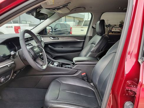 Used 2023 Jeep Grand Cherokee Limited w/ Black Appearance Package AWD/4WD image 19