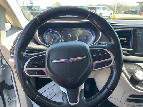 Used 2018 Chrysler Pacifica Touring-L Plus FWD image 13
