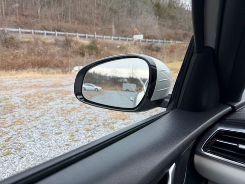 Used 2025 Genesis G70 2.5T image 10