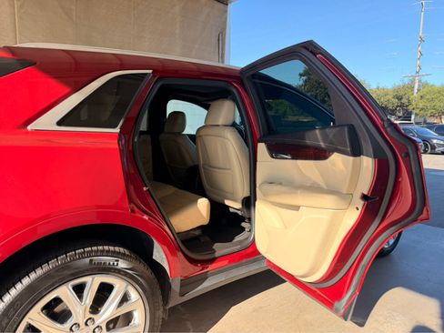 Used 2019 Cadillac XT5 Luxury w/ LPO, Radiant Package FWD image 6