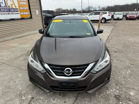 Used 2017 Nissan Altima 2.5 SL w/ Moonroof Package image 2