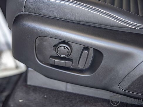 Used 2024 Land Rover Discovery S image 21