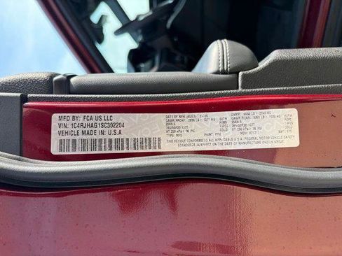 Certified 2025 Jeep Grand Cherokee Altitude image 27