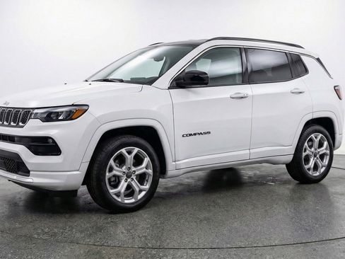 Used 2025 Jeep Compass Latitude image 3