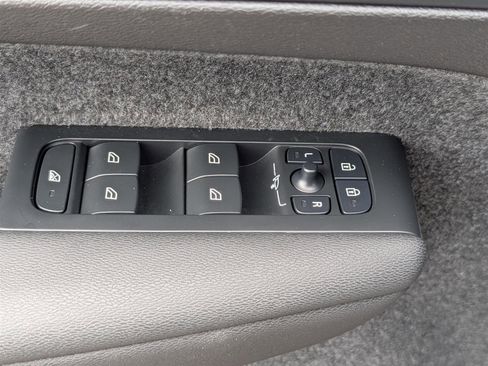 Used 2023 Volvo XC40 B5 Ultimate image 22