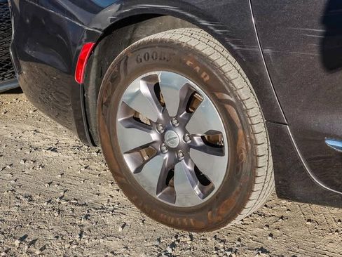 Certified 2019 Chrysler Pacifica Limited image 9