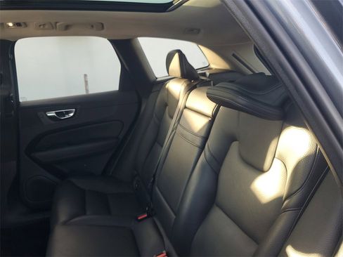 Used 2020 Volvo XC60 T5 Momentum w/ Protection Package Premier image 13