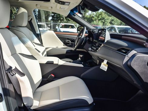 New 2025 Lexus ES 350 w/ Premium Package image 16