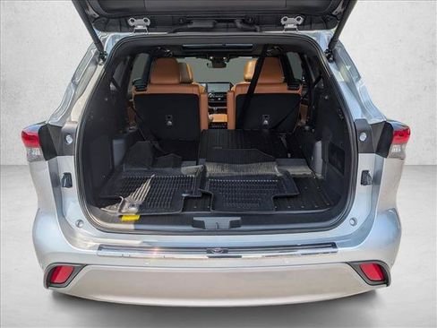 Used 2025 Toyota Highlander Platinum AWD/4WD image 6