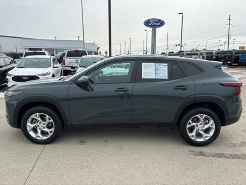 Used 2025 Chevrolet Trax LS w/ LS Convenience Package image 4