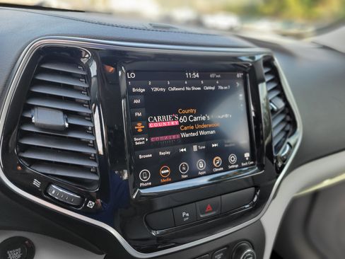 Used 2020 Jeep Cherokee Limited image 19