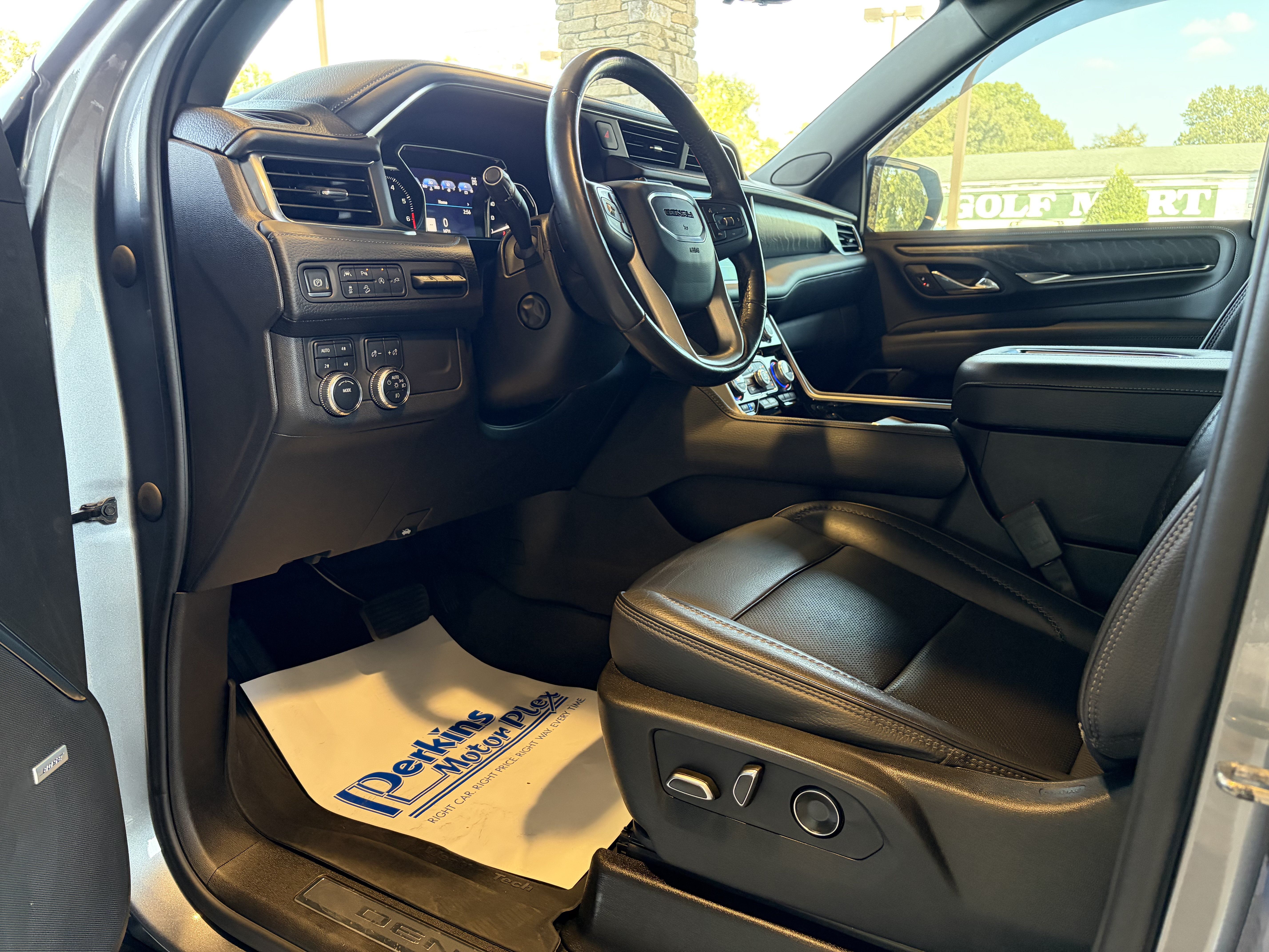 Used 2021 GMC Yukon Denali w/ Denali Premium Package AWD/4WD image 14