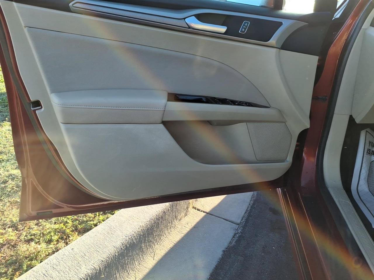 Used 2014 Ford Fusion SE FWD image 10