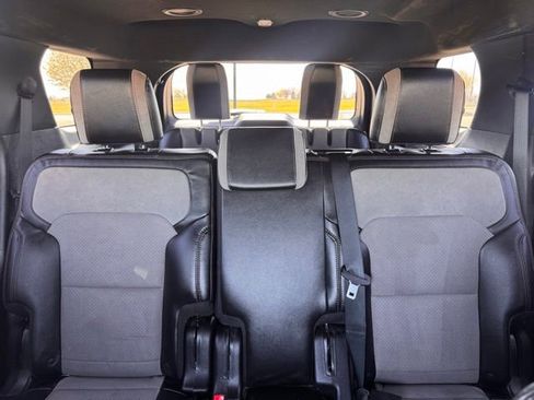 Used 2017 Ford Explorer XLT w/ Equipment Group 202A AWD/4WD image 28