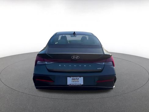 Used 2025 Hyundai Elantra Limited image 12
