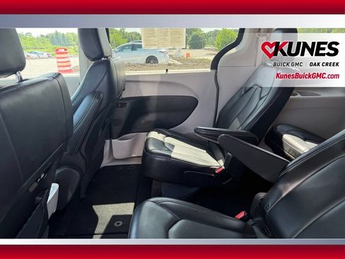 Used 2023 Chrysler Pacifica Touring-L FWD image 12