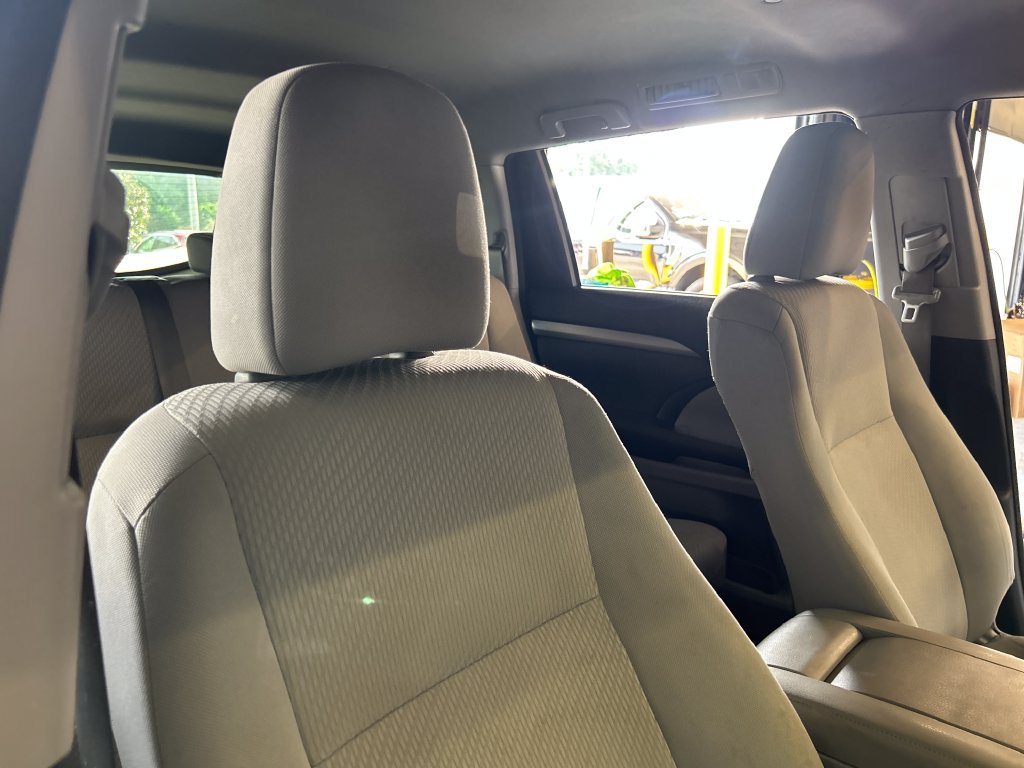 Used 2016 Toyota Highlander LE FWD image 10