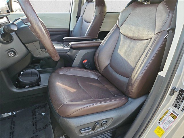 Used 2023 Toyota Sienna Platinum FWD image 17