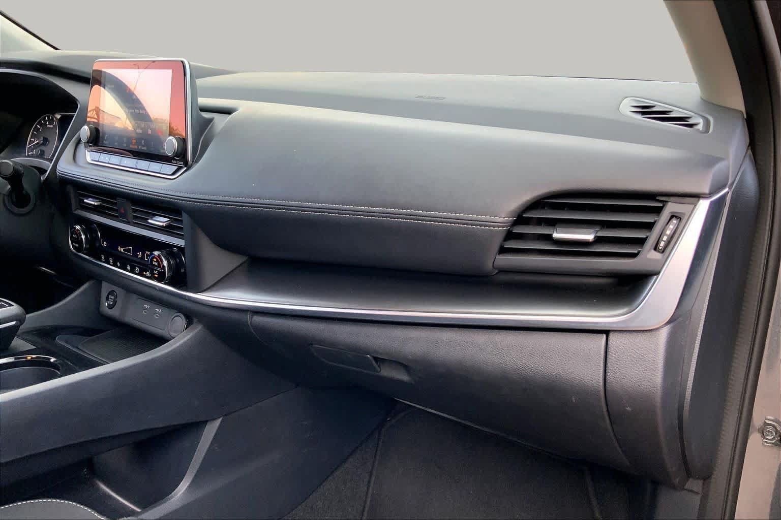 Used 2025 Nissan Rogue SV AWD/4WD image 18