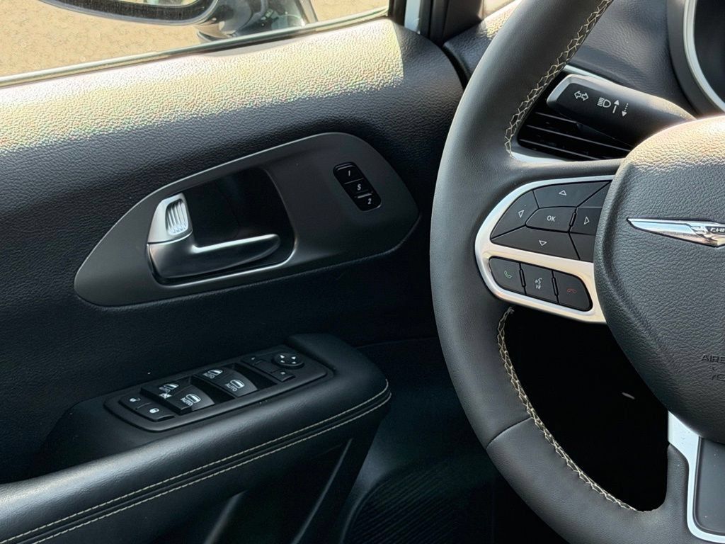 Used 2025 Chrysler Pacifica Select FWD image 12