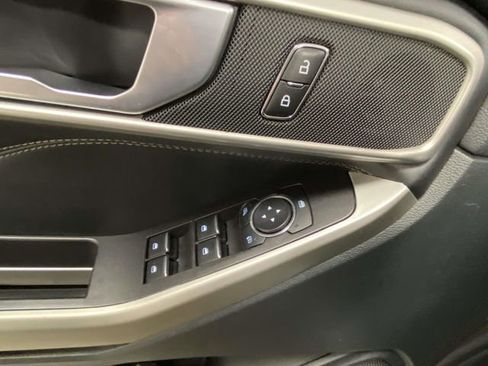 Used 2023 Ford Explorer XLT image 13
