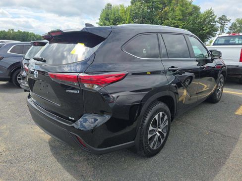 Used 2023 Toyota Highlander XLE AWD/4WD image 3