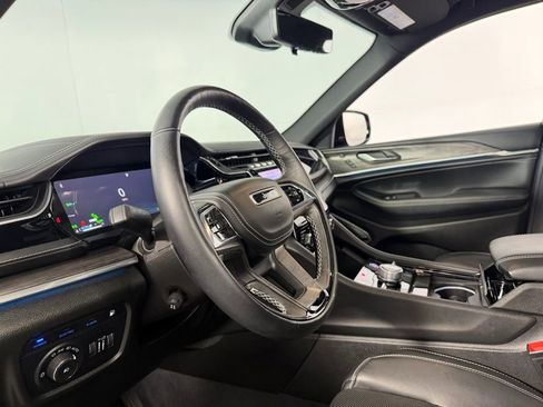 Used 2022 Jeep Grand Cherokee Overland w/ Advanced Protech Group III AWD/4WD image 22