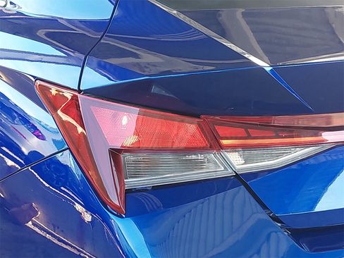 Used 2022 Hyundai Elantra Limited w/ Preferred Accessory Package image 35
