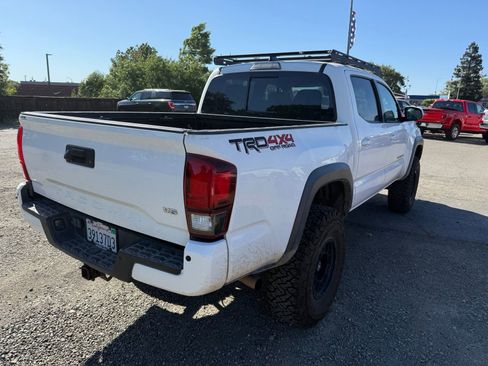 Used 2019 Toyota Tacoma TRD Off-Road w/ Technology Package AWD/4WD image 6