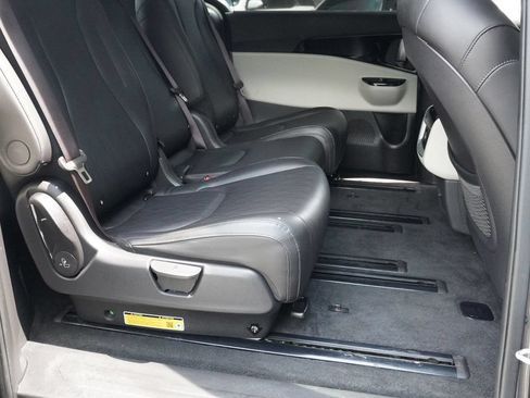 Used 2024 Kia Carnival EX FWD image 29