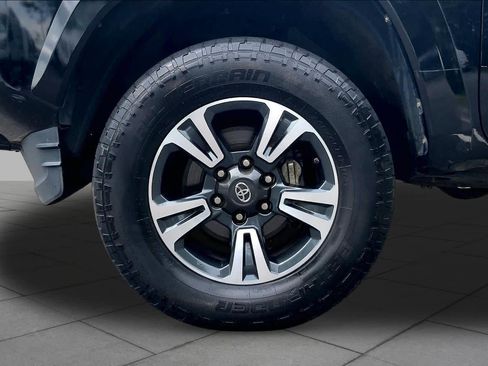 Used 2017 Toyota Tacoma TRD Sport w/ Tow Package RWD image 11