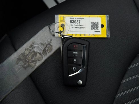 Used 2024 Toyota Camry SE image 12