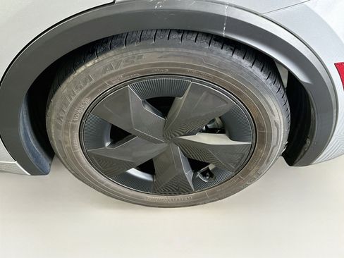 Used 2024 Toyota Prius LE FWD image 11