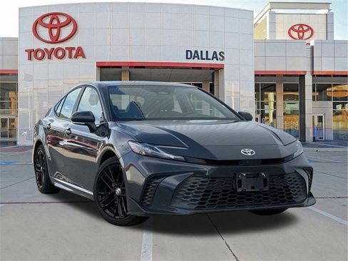 Used 2025 Toyota Camry SE image 1