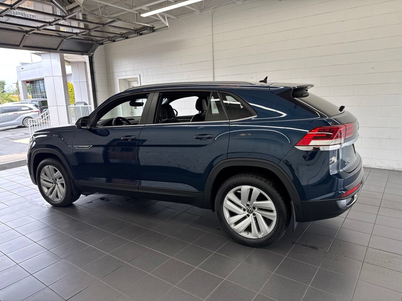 Used 2021 Volkswagen Atlas Cross Sport SE w/ Panoramic Sunroof Package AWD/4WD image 5