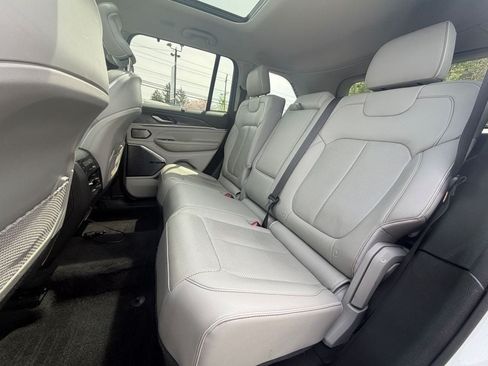 Used 2022 Jeep Grand Cherokee Overland w/ Luxury Tech Group IV AWD/4WD image 27