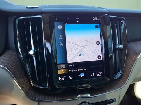 Used 2021 Volvo XC60 T5 Momentum w/ Premium Package AWD/4WD image 22