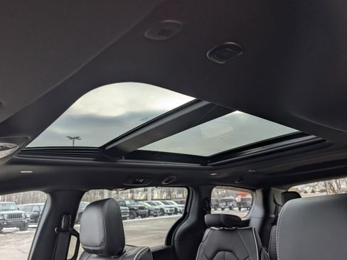 New 2026 Chrysler Pacifica Limited w/ S Appearance Package image 3