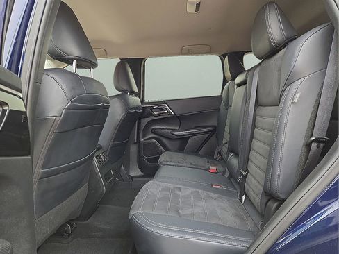 Used 2024 Mitsubishi Outlander SE image 16