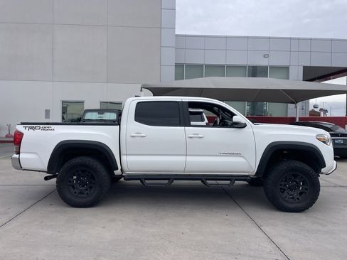 Used 2017 Toyota Tacoma TRD Off-Road image 3