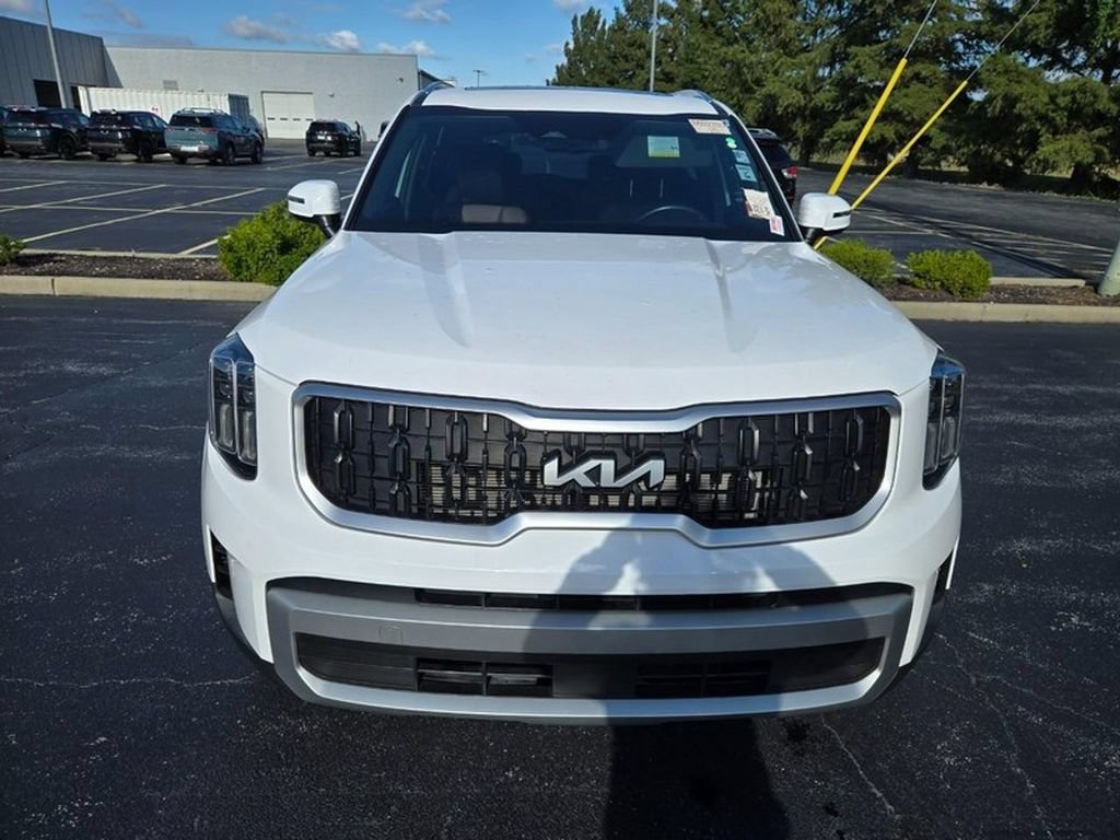 Used 2023 Kia Telluride EX w/ EX Captain's Chair Package FWD image 2