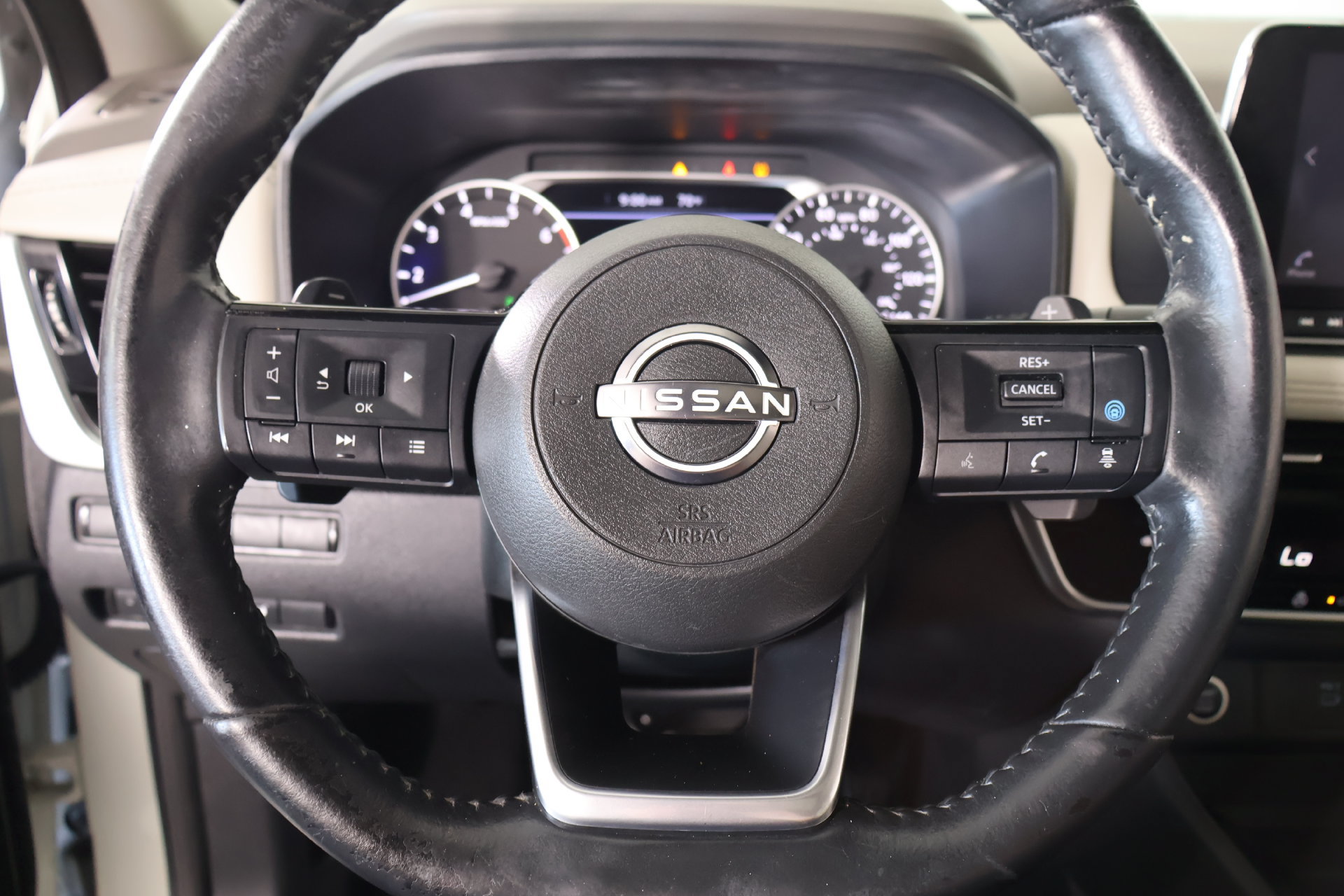 Used 2023 Nissan Rogue SV w/ SV Premium Package FWD image 3