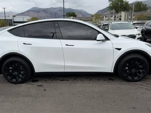 Used 2022 Tesla Model Y Long Range AWD/4WD image 2